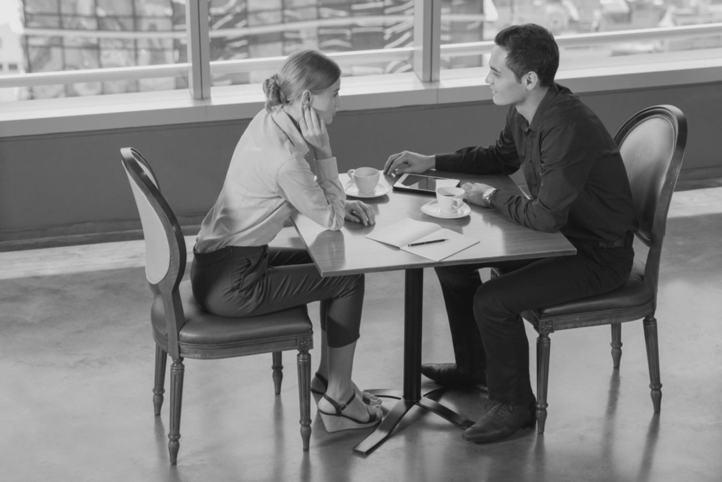 Modernes Büro mit Arbeitsplätzen für Finanzanalyse