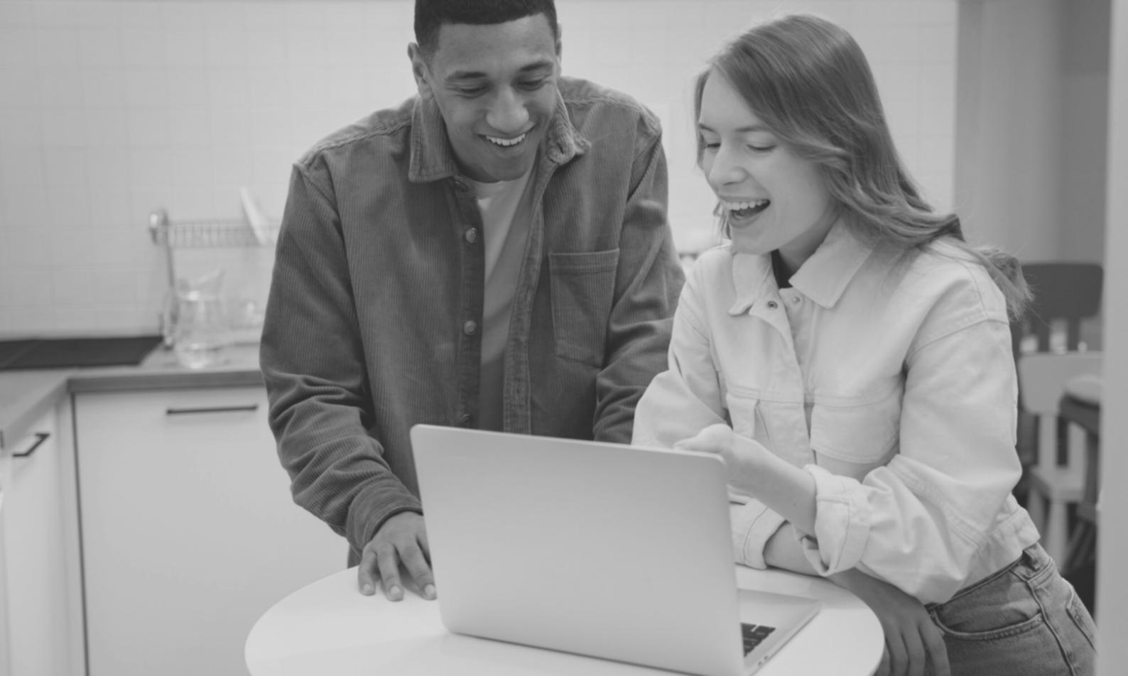 Finanzschulung für Führungskräfte in modernem Büroraum